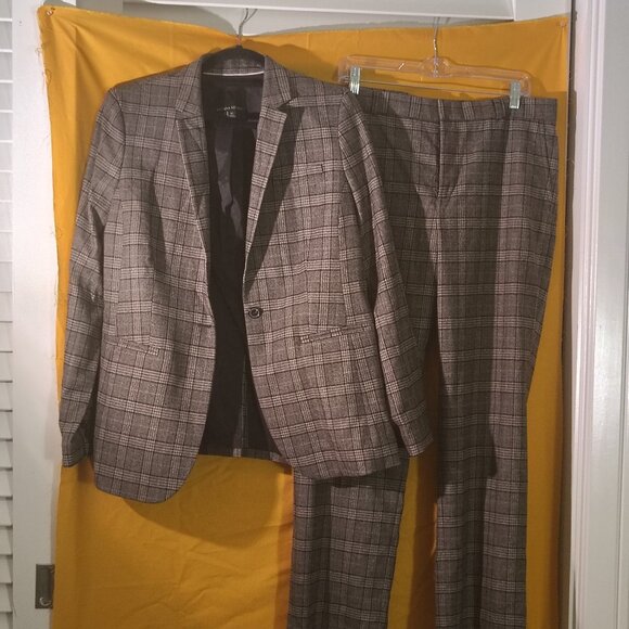 Banana Republic 2 Pioece Brown and Palid Suit Set - Picture 1 of 2